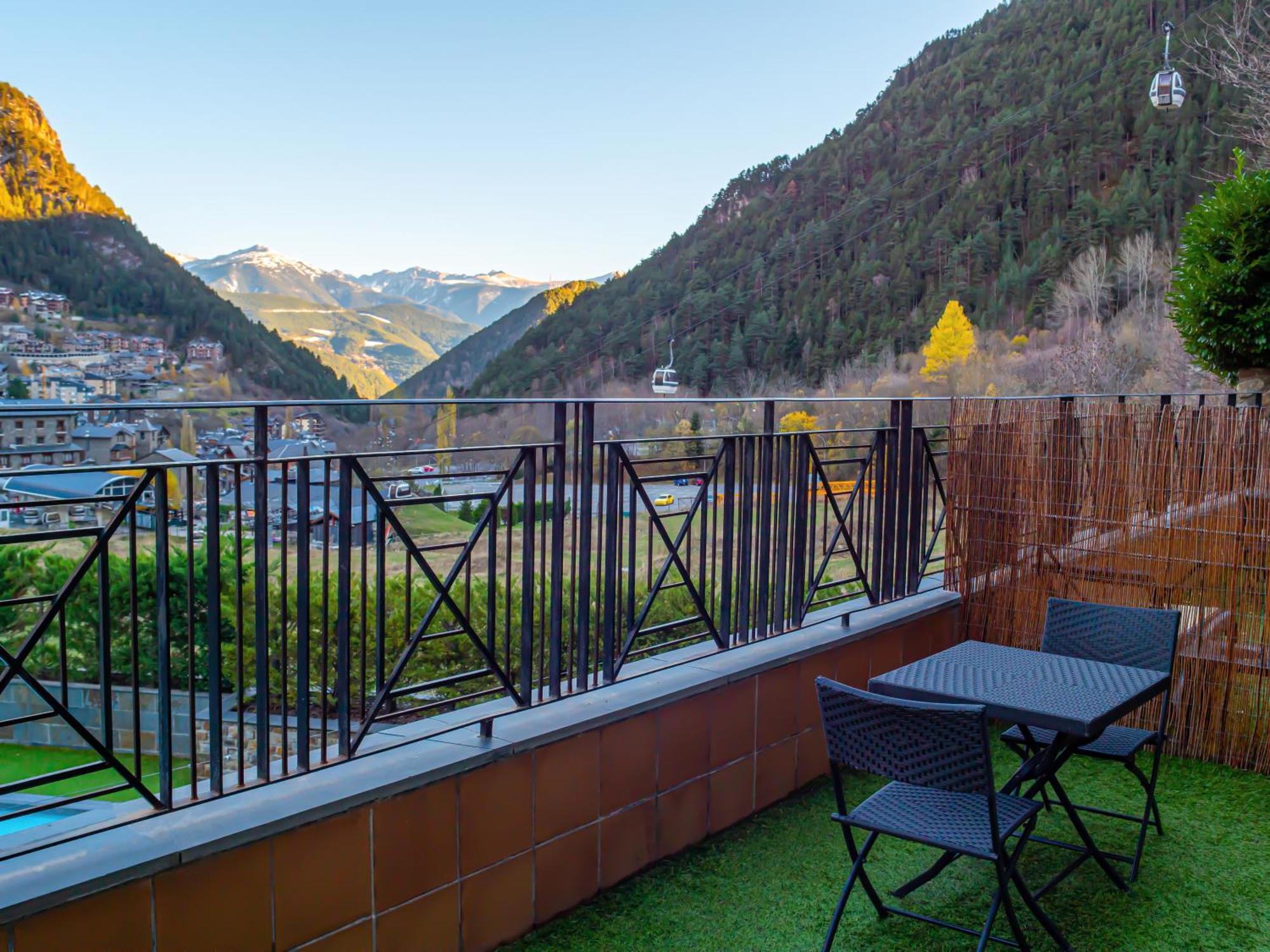 Hotel Princesa Parc Excellence أرينسال المظهر الخارجي الصورة A balcony in the Swiss Alps