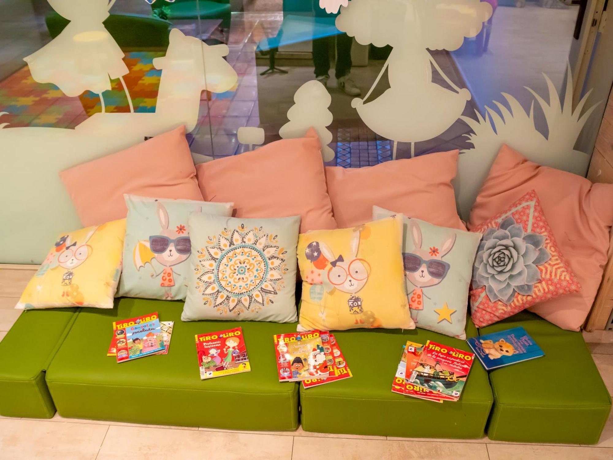 Hotel Princesa Parc Excellence أرينسال المظهر الخارجي الصورة A children's reading area at a library in Moscow