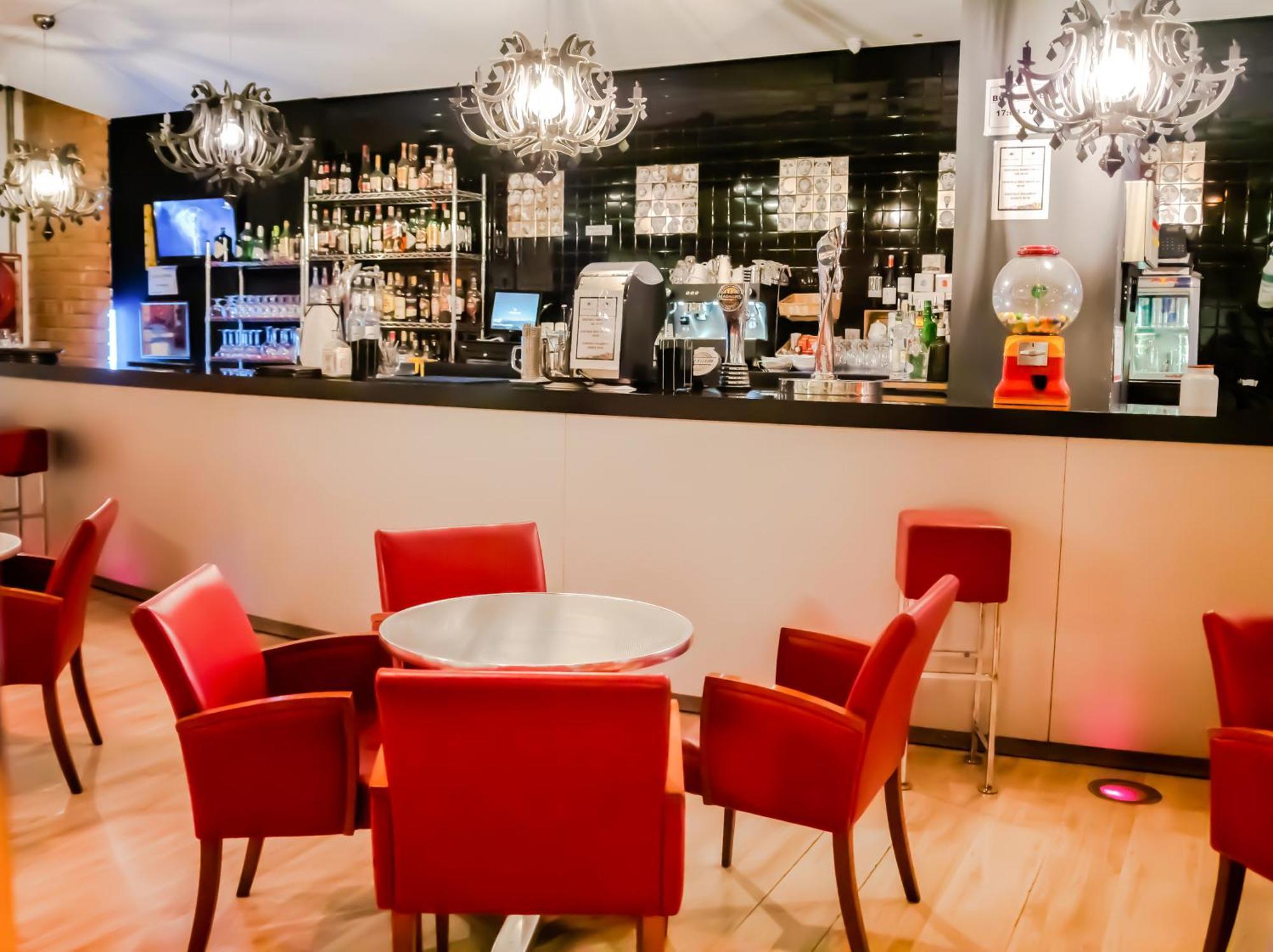 Hotel Princesa Parc Excellence أرينسال المظهر الخارجي الصورة The lounge at the airport